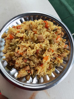 சிம்பிள் வெஜிடபிள் சாதம் (Simple vegetable satham recipe in tamil) செய்முறை முக்கிய புகைப்படம்