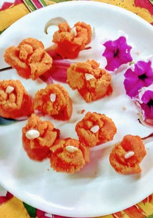 सूजी के नमकीन मीठे गुलाब (Suji ke namkeen meethe gulab recipe in hindi) रेसिपी मुख्य फोटो