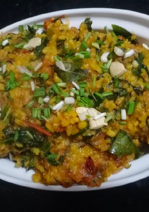 લસુની પાલક ખીચડી (Lasuni Palak Khichdi Recipe In Gujarati) રેસીપી મુખ્ય ફોટો