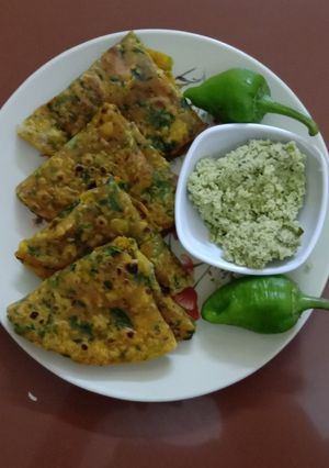 પાલક થેપલા (Palak Thepla Recipe In Gujarati) રેસીપી મુખ્ય ફોટો
