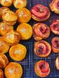 Bánh mì bơ mềm và bánh mì quế cuộn mứt dâu