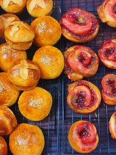 Hình của món Bánh mì bơ mềm và bánh mì quế cuộn mứt dâu.