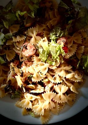 Une photo de Farfalle sur feuilles de Chêne rouge