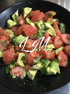 Una foto de Ensalada de tomate y aguacate con albahaca