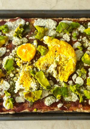 Una foto de Pizza Integral con Queso, Huevo Frito y Aguacate