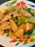 ผัดกะเพราหมูยอและอกไก่ (เมนูเคลียร์ตู้เย็น)