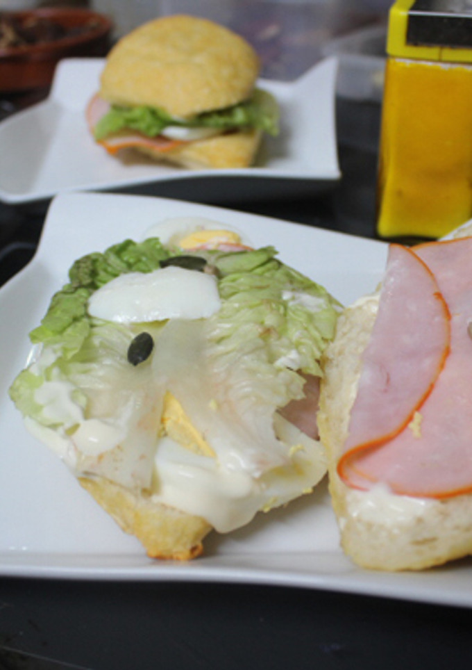 Una foto de Panecillos de queso con queso fresco y lomo adobado