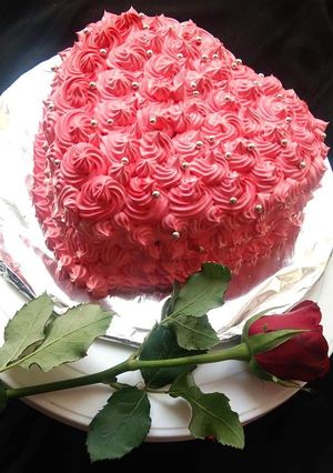 बीटरूट स्ट्रॉबेरी केक (Beetroot strawberry cake recipe in Hindi) रेसिपी मुख्य फोटो