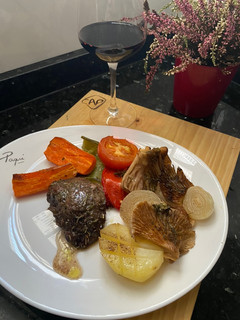 Una foto de Carrilleras al horno con guarnición