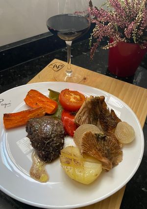 Una foto de Carrilleras al horno con guarnición