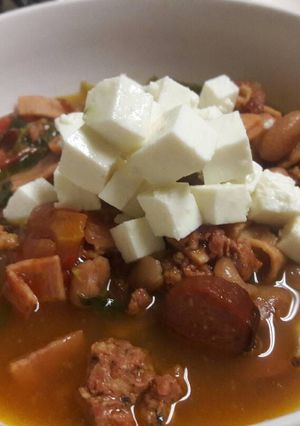 Una foto de Frijoles charros🍖🌿🧀🌮