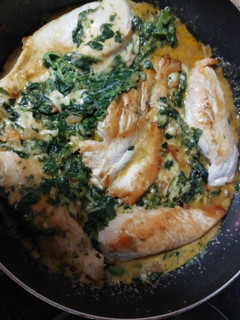 Una foto de Pollo con espinacas