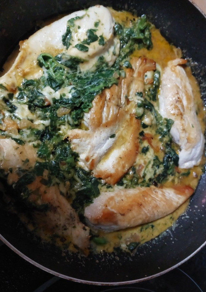 Una foto de Pollo con espinacas