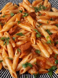 Una foto de Macarrones con tomate y chorizo