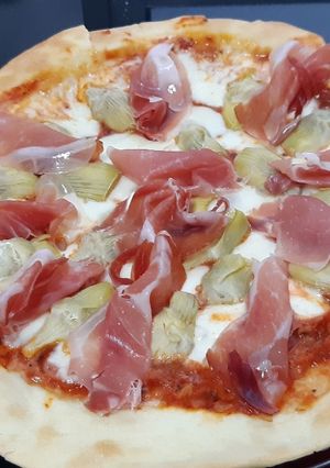 Foto principal de Pizza de jamón serrano y alcachofas