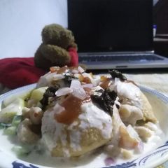 A picture of Dahi bhallay.