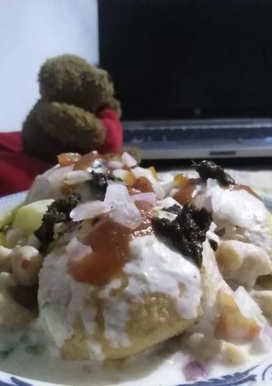 A picture of Dahi bhallay.