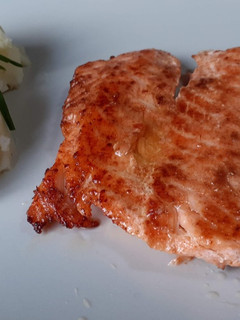 Una foto de Salmón a la plancha con mojo picón seco