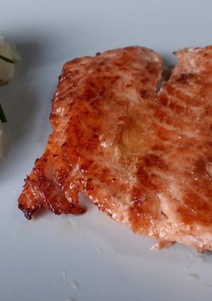 Una foto de Salmón a la plancha con mojo picón seco