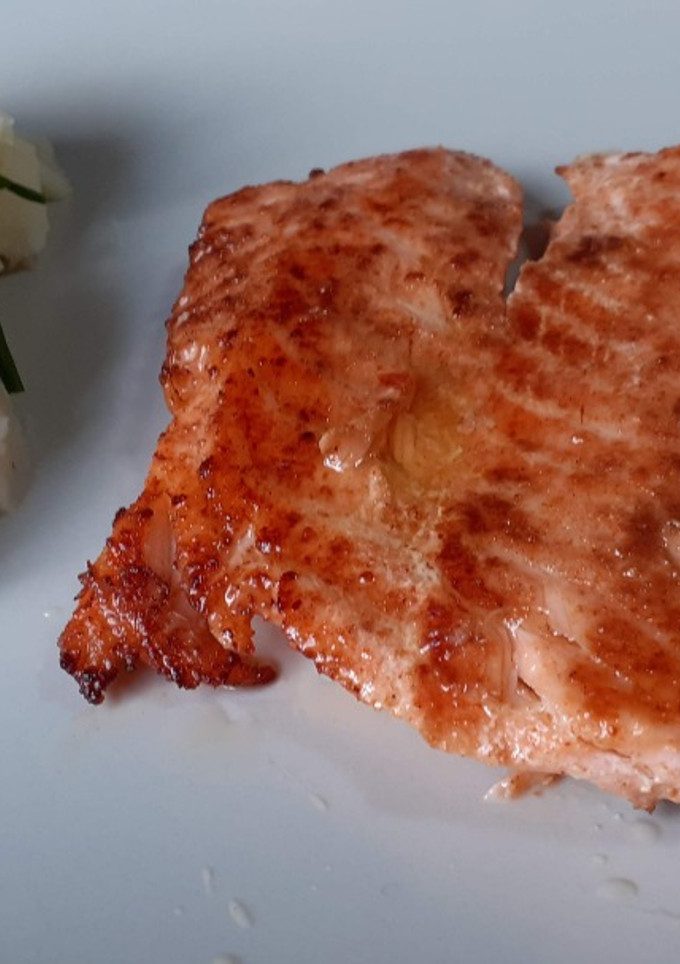 Una foto de Salmón a la plancha con mojo picón seco