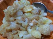 Una foto de compota de manzana con canela