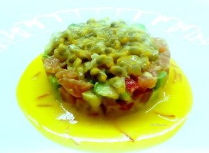 Foto di Crema di patate, zafferano e zenzero, con tartare di salmone, avocado e frutto della passione