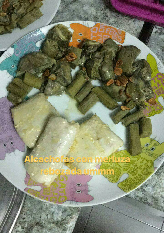 Una foto de Merluza rebozada con alcachofas