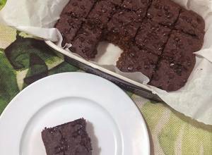 Hình của món Bánh Brownie yến mạch đỗ đen đậu đỏ.