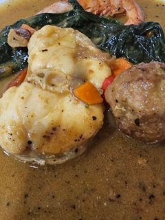 Una foto de Albóndigas con rape, gamba langostinera y salsa de curry