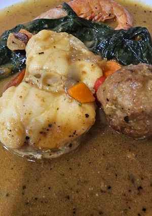 Una foto de Albóndigas con rape, gamba langostinera y salsa de curry
