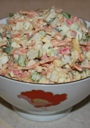 Фото Вкусный и легкий салат с крабовыми палочками.
