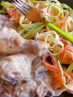 Tejszínes gombás csirkecomb színestésztával🍗🍜 recept fotója