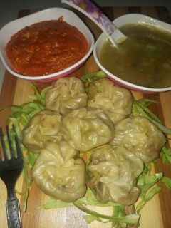 चिल्ली और गार्लिक मोमोज़(तीखा मोमोज़)(momos recepie in hindi) रेसिपी मुख्य फोटो
