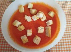 Una foto de Salmorejo de sandía y tomate a tu gusto