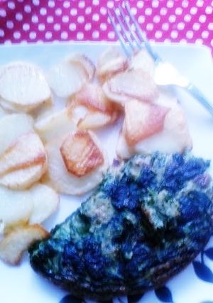 Una foto de Tortilla de espinacas con papas fritas