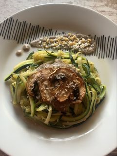 Una foto de Tallarines de calabacín con salsa de champiñones, cebolla y queso