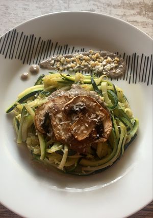 Foto principal de Tallarines de calabacín con salsa de champiñones, cebolla y queso