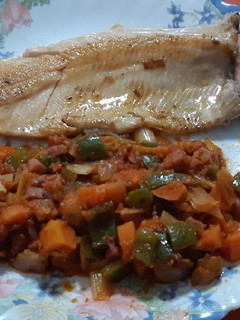 Una foto de Trucha con tomate, verduras y taquitos de jamón