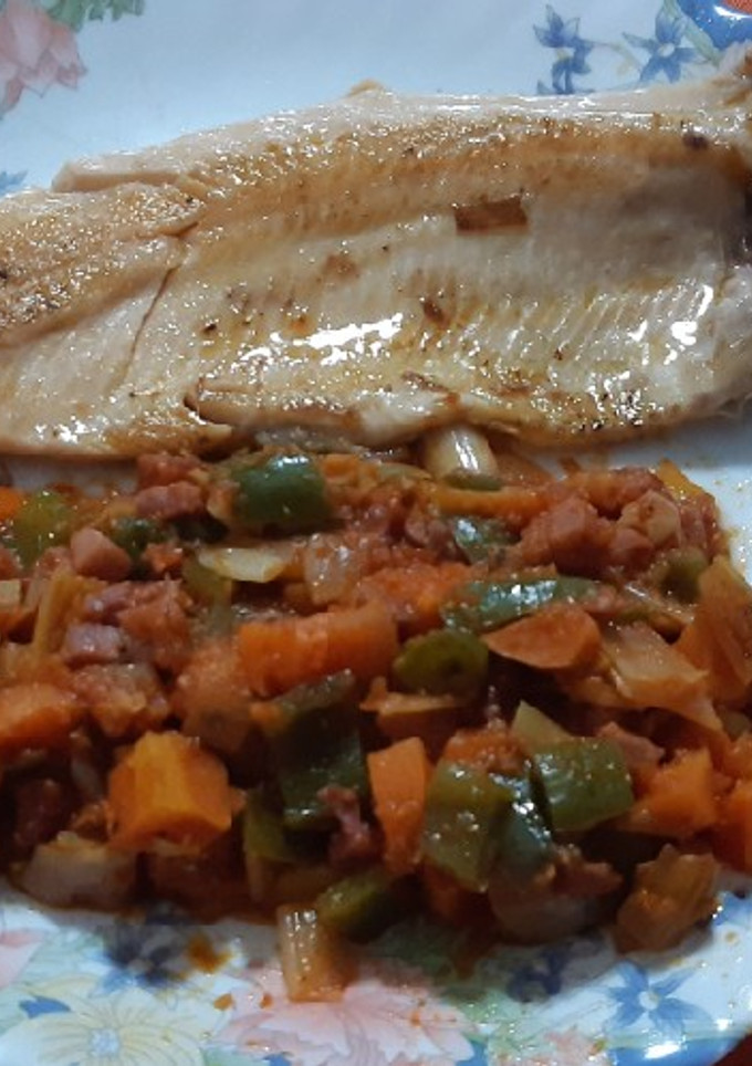 Una foto de Trucha con tomate, verduras y taquitos de jamón