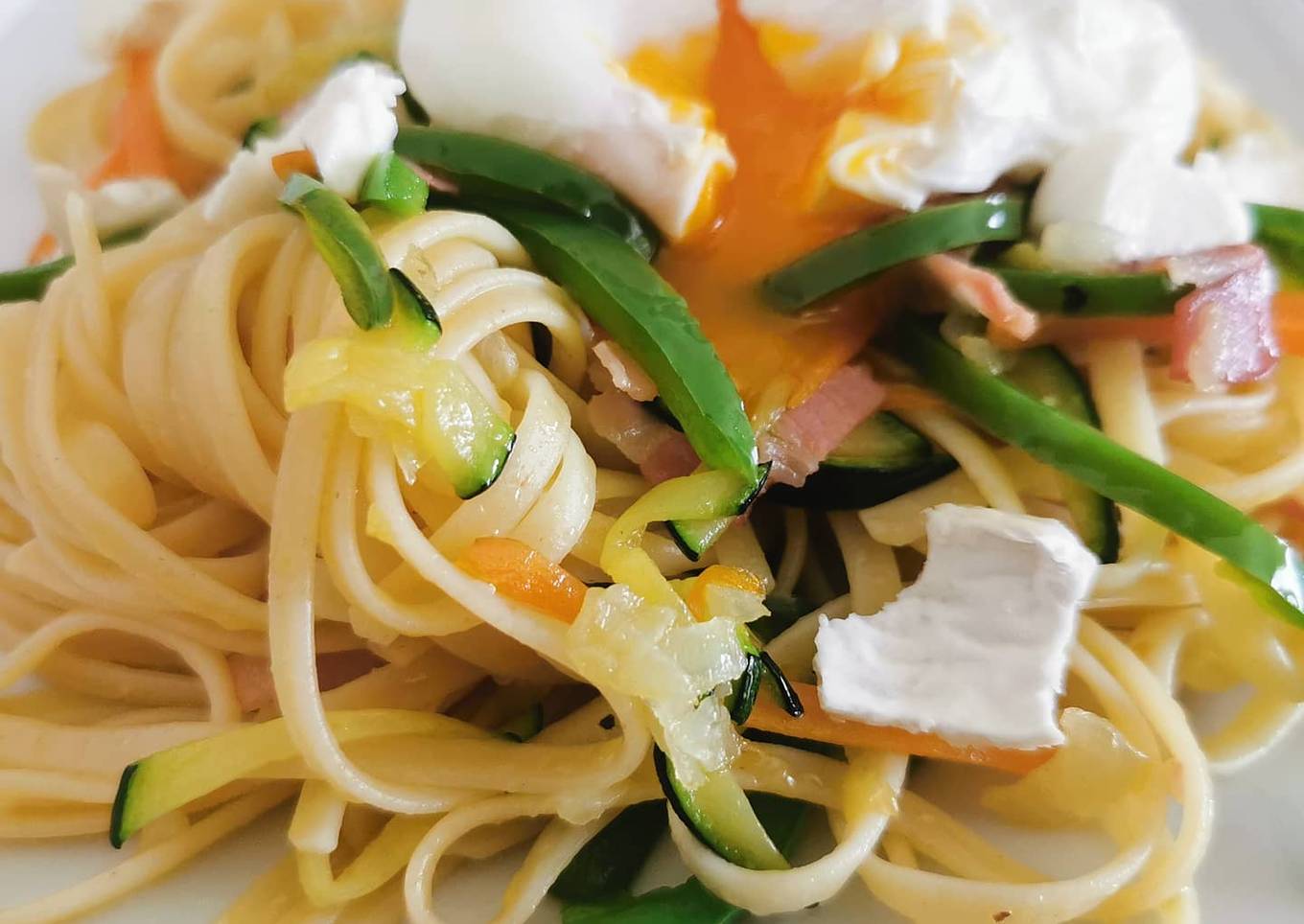 Tallarines con verduras y huevo escalfado