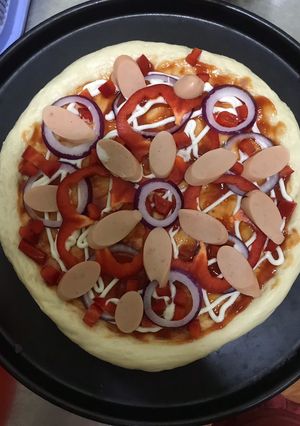 Hình của món Pizza bò băm, xúc xích.