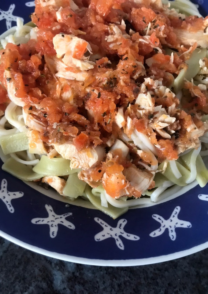 Una foto de Pasta con pollo y tomate