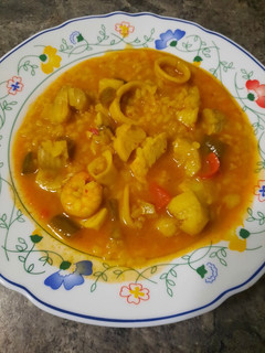 Una foto de Arroz caldoso con Fritura de Pescado