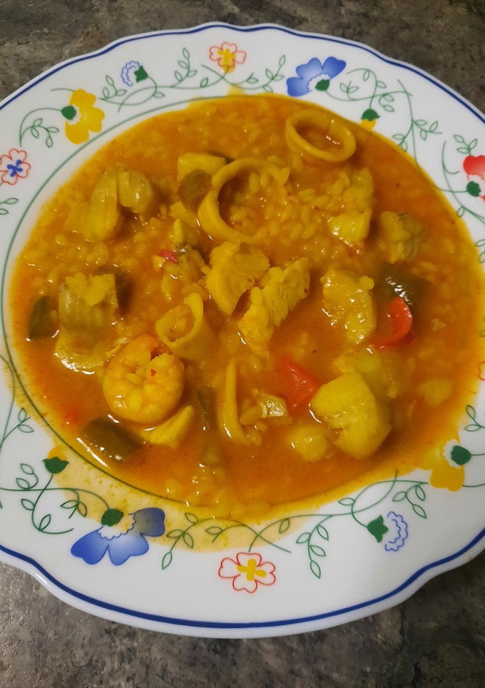 Una foto de Arroz caldoso con Fritura de Pescado