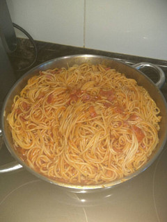 Una foto de Espaguetis con salsa de tomate y bacon