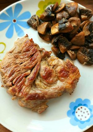 O poză a rețetei Ceafă de porc cu ciuperci prăjite.