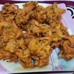 Piyaz palak ke pakoray A picture of Piyaz palak ke pakoray.