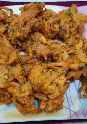 A picture of Piyaz palak ke pakoray.