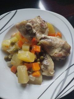 Una foto de Jamoncitos de pollo a la jardinera