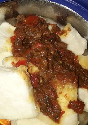 A picture of Boiled yam and sauce.
